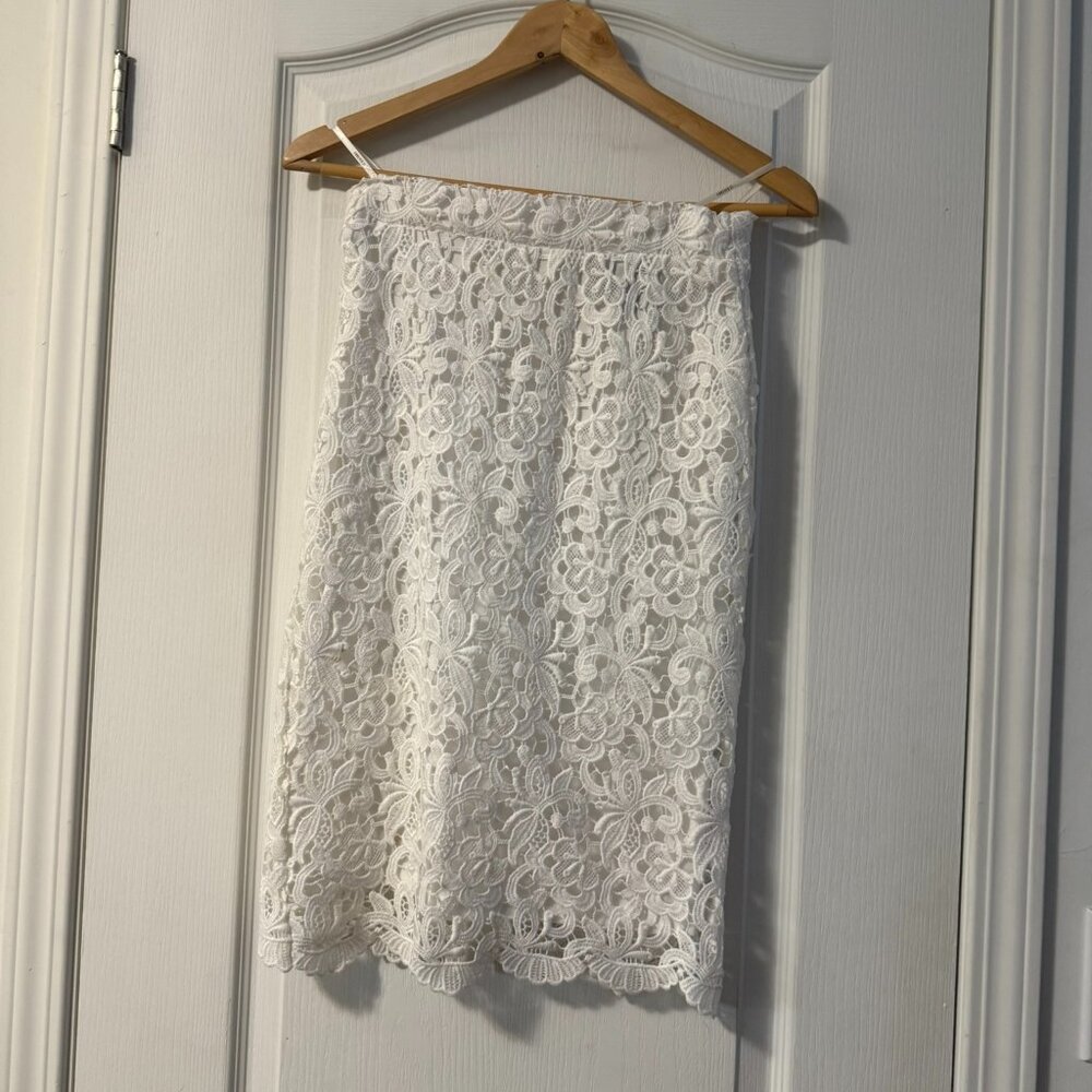 ⭐️$5, spend over $20 - Forever 21 white floral lace pencil skirt